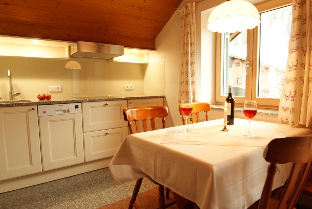 Haus Landbrugg Apartment Lech am Arlberg Ruang foto